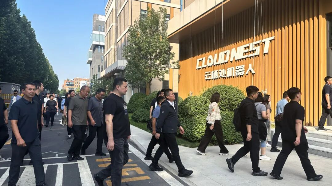 和田市发改委等相关部门一行到访云栖处机器人参观交流